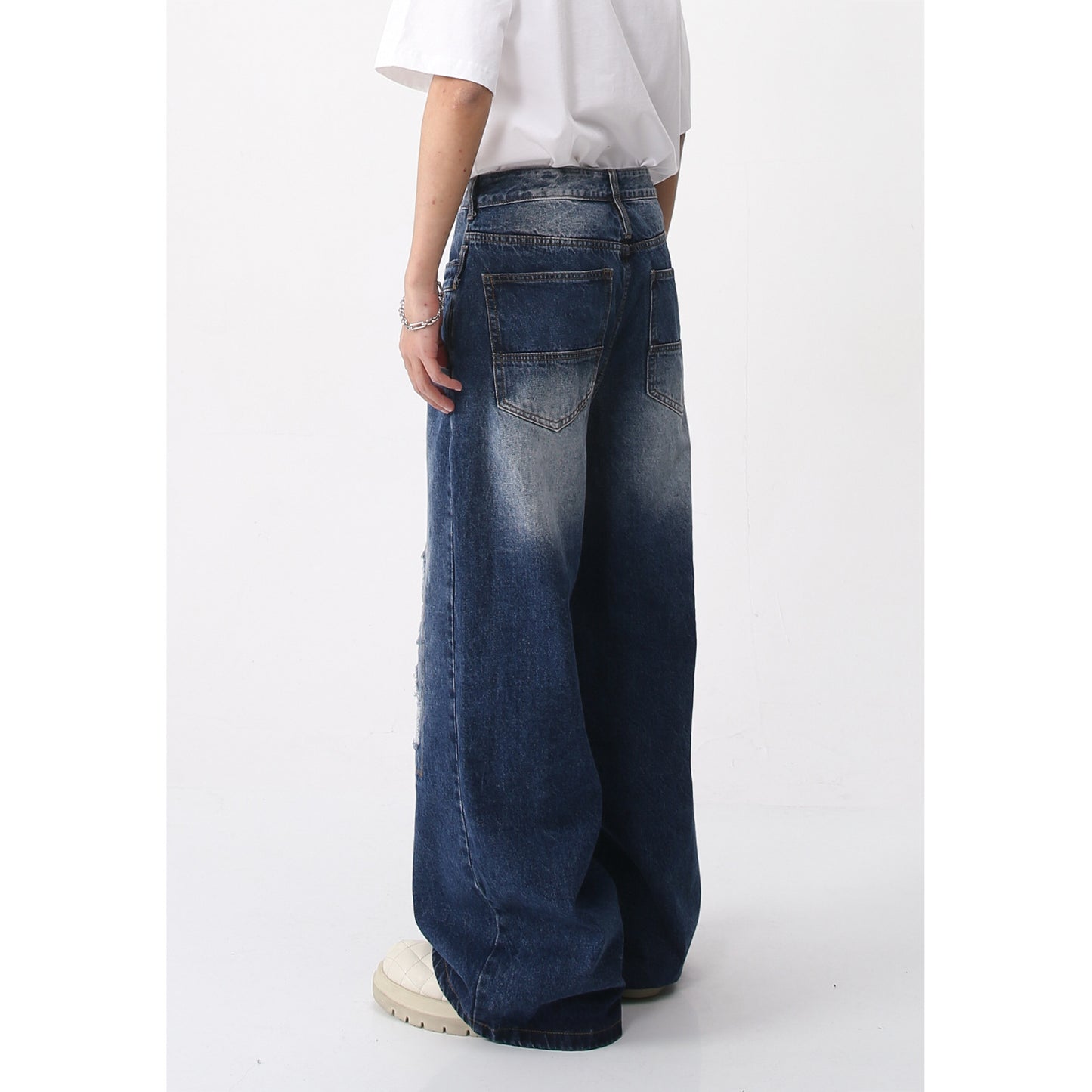 Fashionable Loose Fitting Wide Leg Jeans